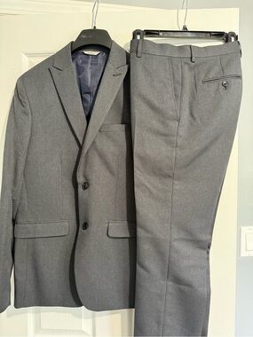 le chateau Men's Charcoal Gray Two-Piece Suit